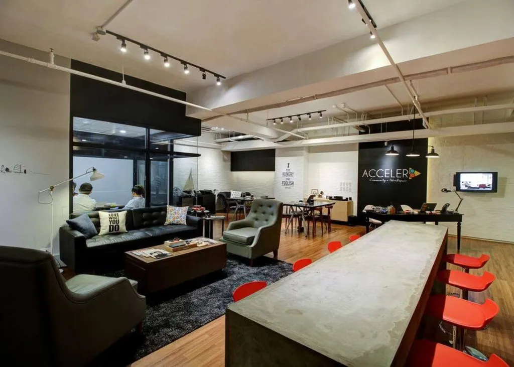 Communal tables and work seating at Acceler8 Salcedo