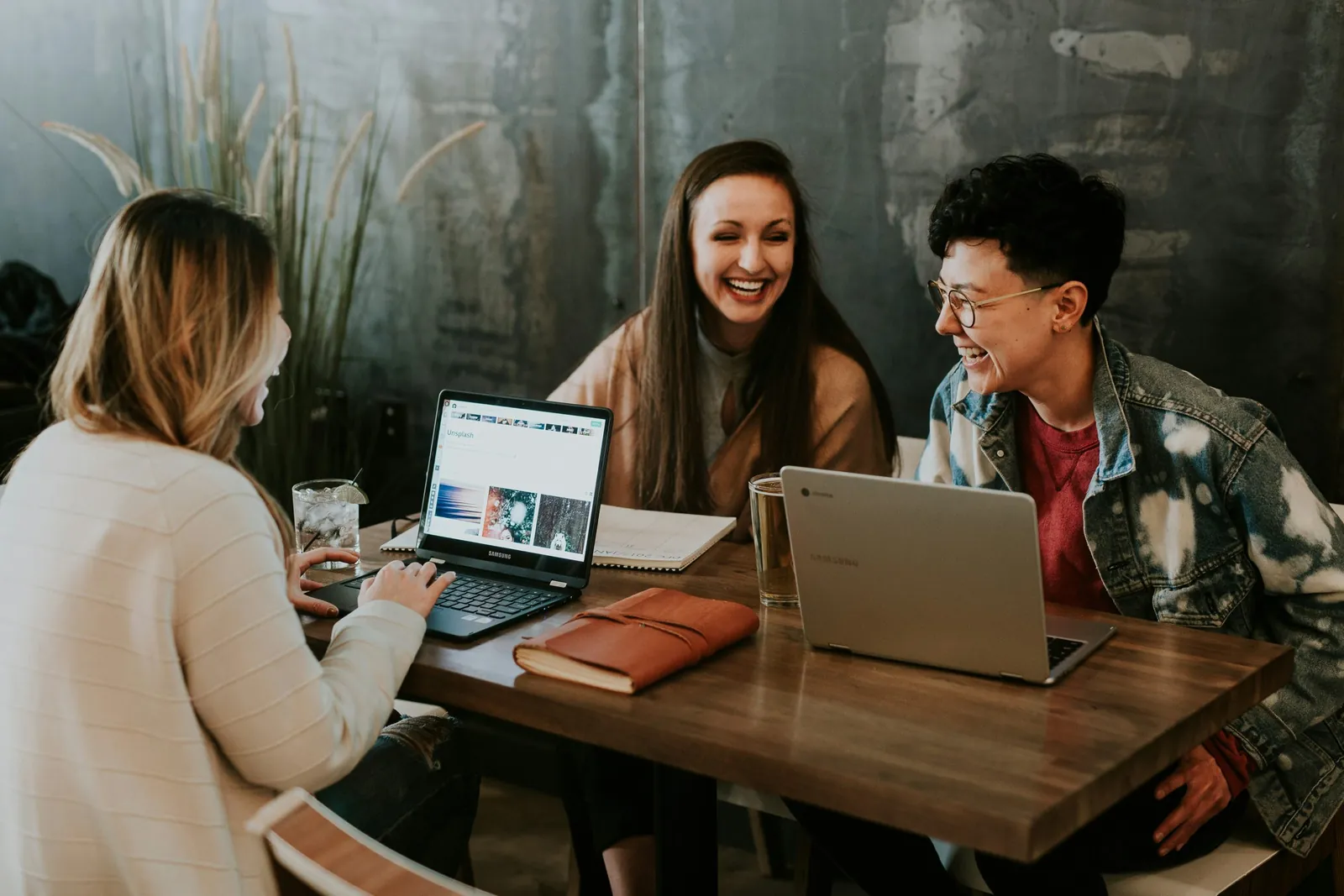 Dedicated Desk Benefits: Why Professionals Choose Consistency Over Flexibility